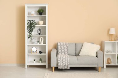 Kanepeli modern oturma odasının şık bir iç mekanı.