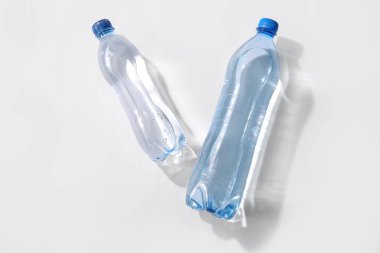 Beyaz zemin üzerinde plastik temiz su şişeleri
