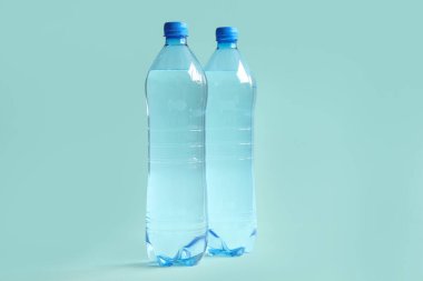 Mavi arka planda su şişeleri