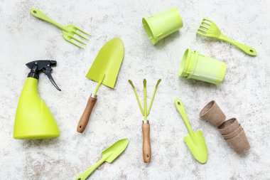 Beyaz grunge arka planda bahçe malzemeleri. Üst görünüm