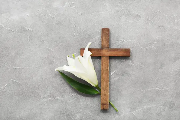 Wooden Cross Lily Grey Background — Stock Photo, Image
