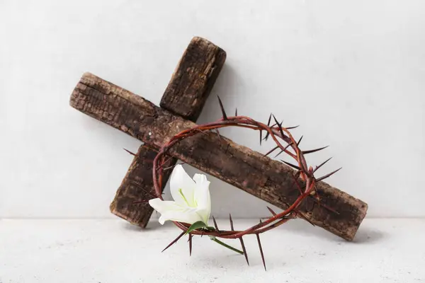Wooden Cross Crown Thorns Lily Grunge Table White Wall — Stock Photo, Image