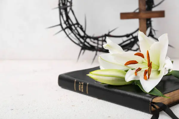 Holy Bible Lilies Grunge Table White Wall — Stock Photo, Image