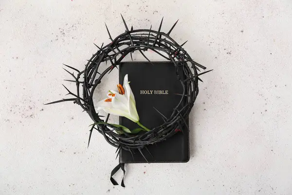 Holy Bible White Lily Crown Thorns Grunge Background — Stock Photo, Image
