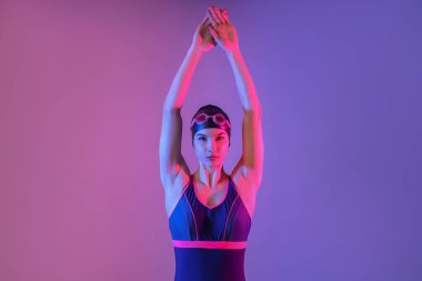 Renk arkaplan üzerinde kadın yüzücü