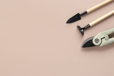 Kahverengi arkaplanda bahçe araçları