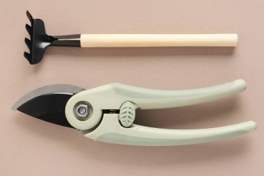 Kahverengi arkaplanda bahçe araçları