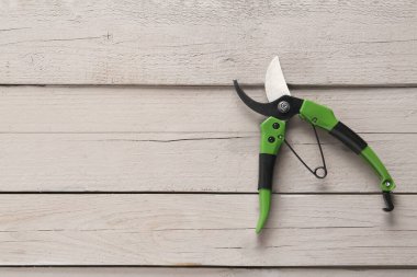 Ahşap arka planda yeşil paraşütçüler