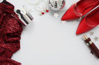 Taç, disko topu ve beyaz arka planda parfüm şişesi olan bir kadın balo kıyafeti.