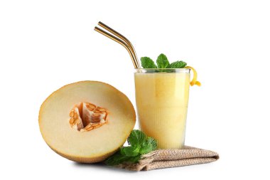 Beyaz arka planda naneli bir bardak lezzetli kavun püresi.