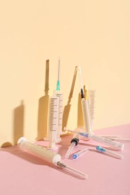 Renk arkaplanına boş şırıngalar