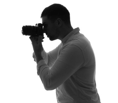 Beyaz arka planda kameralı erkek fotoğrafçı silueti.