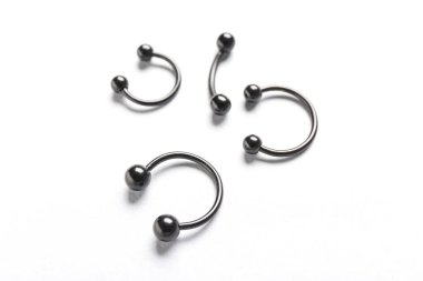 Beyaz arkaplanda piercing halkaları