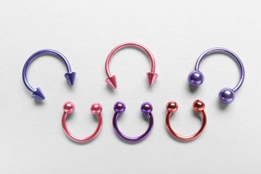 Beyaz arkaplanda delik açmak için renkli dairesel halterler