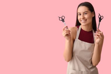 Pembe arka planda makaslı kadın kuaför.