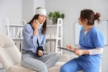 Klinikteki doktoru ziyaret ettikten sonra yaralanan genç kadın.