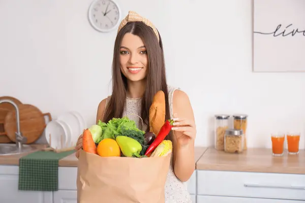 Junge Frau Mit Papiertüte Mit Frischem Gemüse Küche lizenzfreie Stockfotos