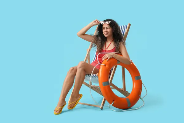 Beautiful Young Happy African American Female Lifeguard Ring Buoy Sitting Foto Stock