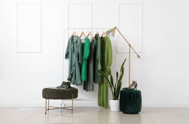 Kadın kıyafetleri ve aksesuarları olan şık bir aydınlatma odası.