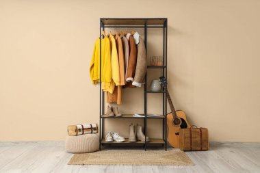 Sıcak kadın kıyafetleri, ayakkabıları ve gitarıyla modern odanın şık bir iç mekanı.