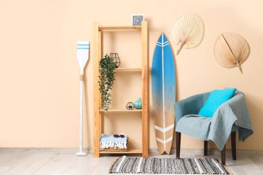 Gri koltuklu ve sörf tahtalı şık bir oturma odası.