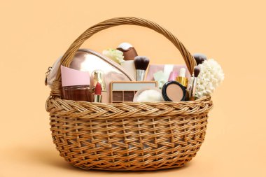 Anneler Günü için dekoratif kozmetik ürünleri ve çiçeklerle dolu bir hediye sepeti.