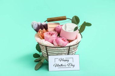 Kozmetik ürünleri, makyaj fırçaları ve gül çiçekleri ile hediye sepeti. Anneler Günü kutlaması için arka planda.