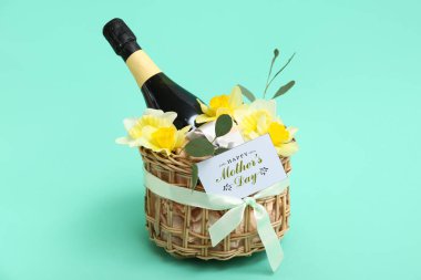 Anneler Günü kutlamaları için bir şişe şampanya ve güzel narsisli çiçekler.