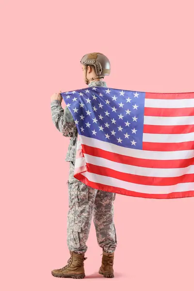 Muž Voják Vlajkou Usa Růžovém Pozadí Pohled Zezadu Stock Snímky