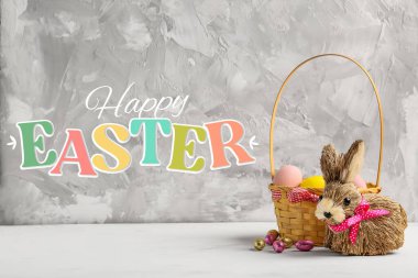 Yumurta ve oyuncak tavşanla dolu güzel Paskalya tebrik kartı