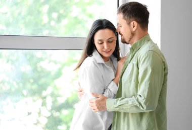 Evdeki mutlu genç çift