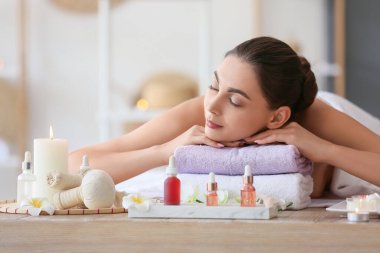 Kaplıcada dinlenen genç bir kadın, yakın plan.