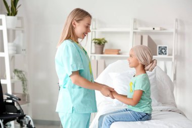 Kemoterapiden sonra klinikte el ele tutuşan küçük Asyalı kız.