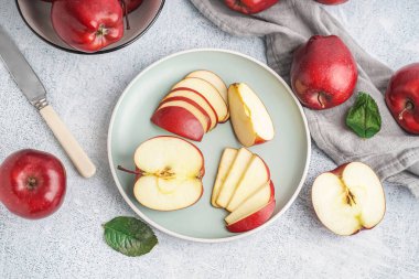 Beyaz arka planda kesilmiş taze kırmızı elmalı tabak