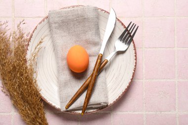 Paskalya için çok güzel bir masa. Arkaplanda yumurta ve kuru sazlıklar var.