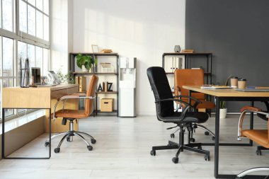 Toplantı için hazırlanan masalarla birlikte ofis içi.