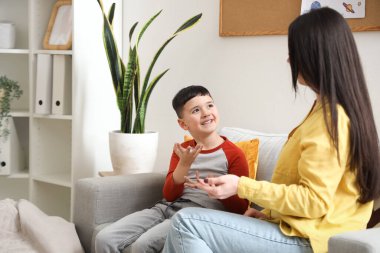 Ofiste küçük bir çocukla çalışan kadın psikolog