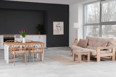 Yemek masası, mutfak tezgahı ve kanepesi olan modern konforlu bir oturma odası.