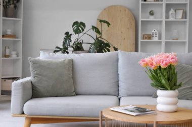 Konforlu kanepesi ve laleleri olan şık bir oturma odası.