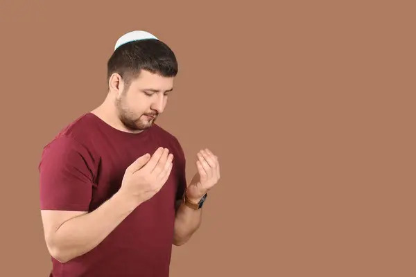 Young Jewish Man Hat Praying Brown Background — Stock Photo, Image