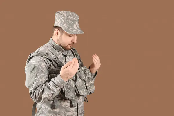 Male Jewish Soldier Praying Brown Background — Stock Photo, Image