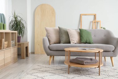 Kanepesi ve yumuşak yastıkları olan modern bir oturma odası.