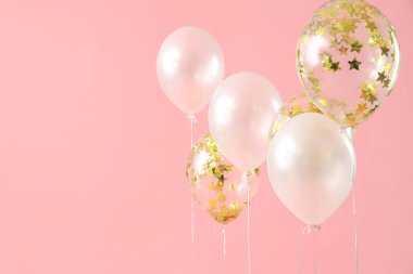 Pembe arka planda güzel balonlar
