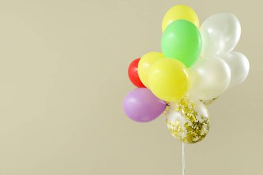 Yeşil arka planda güzel balonlar