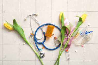 Beyaz fayanslı Uluslararası Hemşireler Günü için hediye kutusu, hap ve sarı laleli steteskop