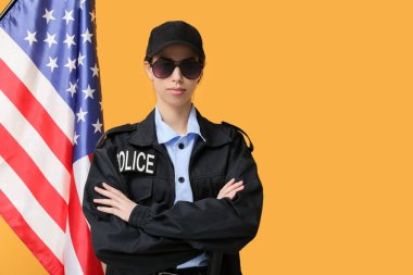 Sarı arka planda kadın polis ve ABD bayrağı