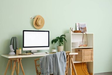 İş yeri, bilgisayar ve ev bitkilerinin bulunduğu ışık ofisinin içi