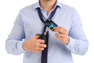 Genç işadamı kredi kartını beyaz arka planda kesiyor, yakın plan. İflas kavramı