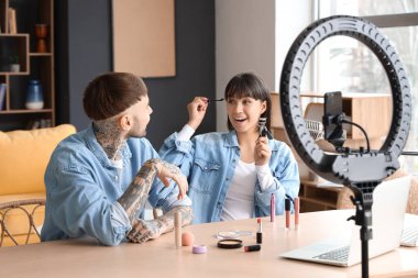 Makyaj ürünleriyle evde video kaydeden birkaç güzellik blogcusu.