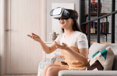 VR gözlüklü kız öğrenci evde.